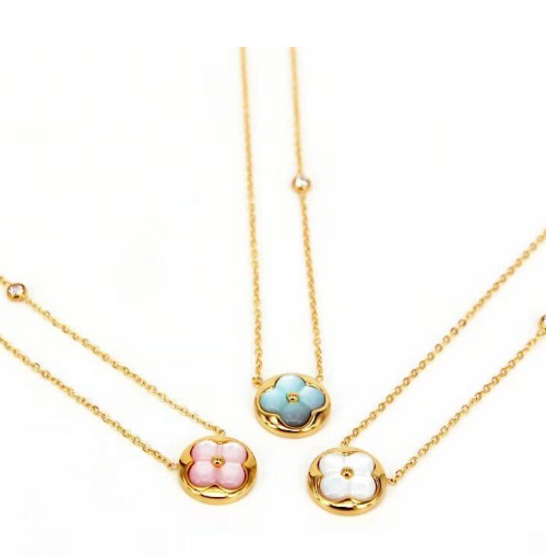 Fleur Médaillon Necklace | Gold Clover Necklace | Maison Laurelle